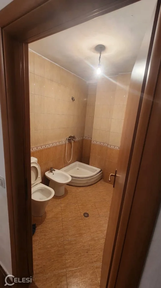 Tirane, jepet me qera apartament 2+1+Ballkon Kati 1, 97 m² 600 € (Rruga Irfan Tomini)