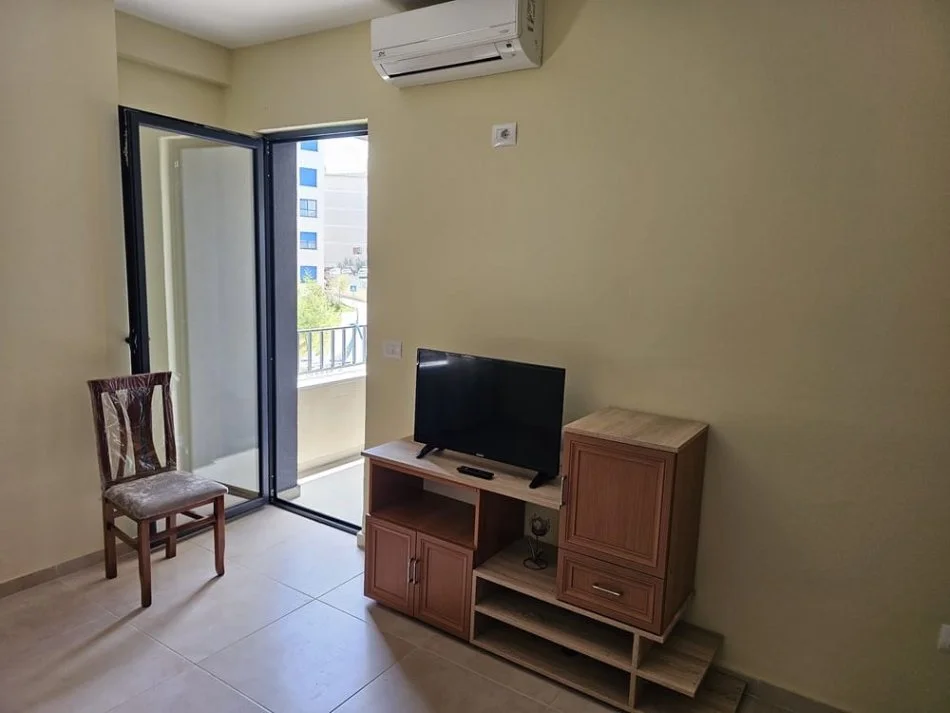 Tirane, jepet me qera apartament 1+1+Ballkon Kati 3, 65 m² 350 € (Ali Dem)