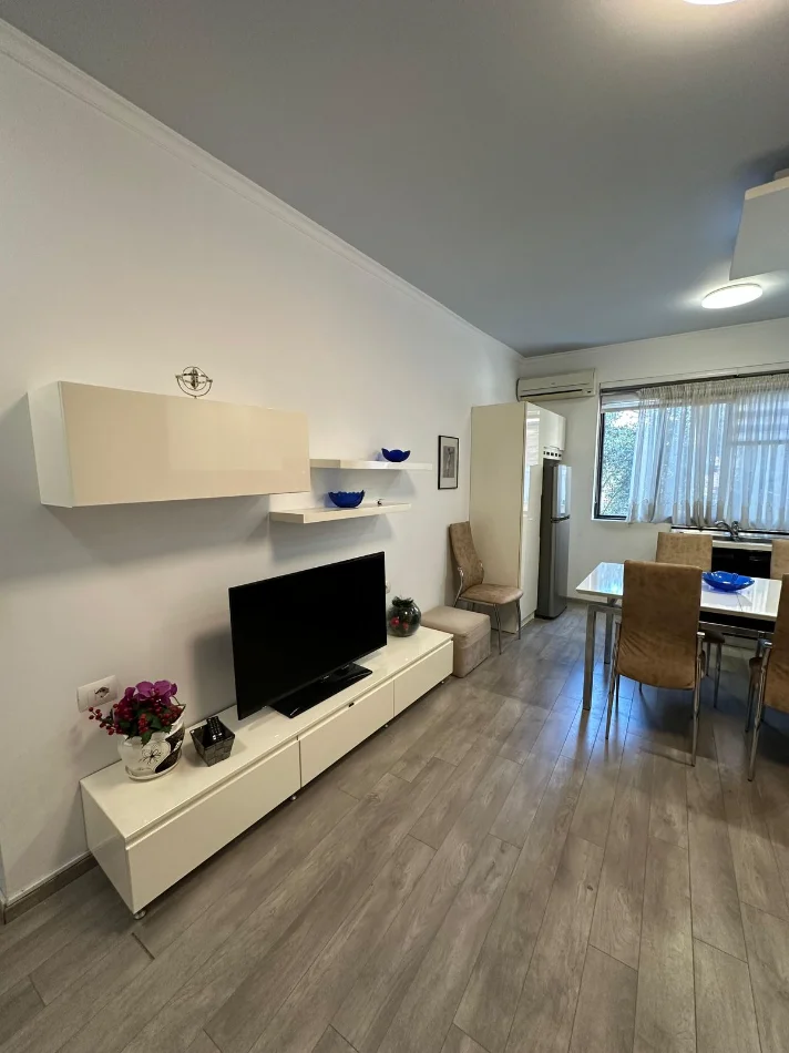 Tirane, jepet me qera apartament 1+1 Kati 3, 65 m² 500 € (Brryli)