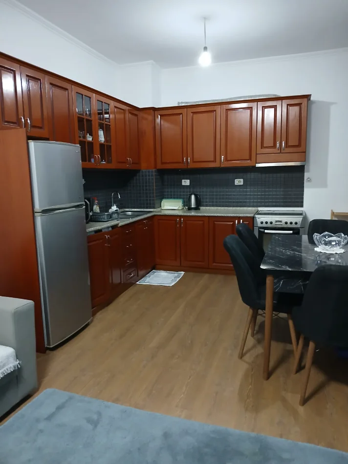Tirane, jepet me qera apartament 2+1 Kati 2, 80 m² 400 € (Fresku)