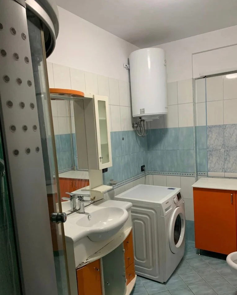 Tirane, jepet me qera apartament 1+1+Ballkon Kati 5, 68 m² 500 € (Don Bosko)