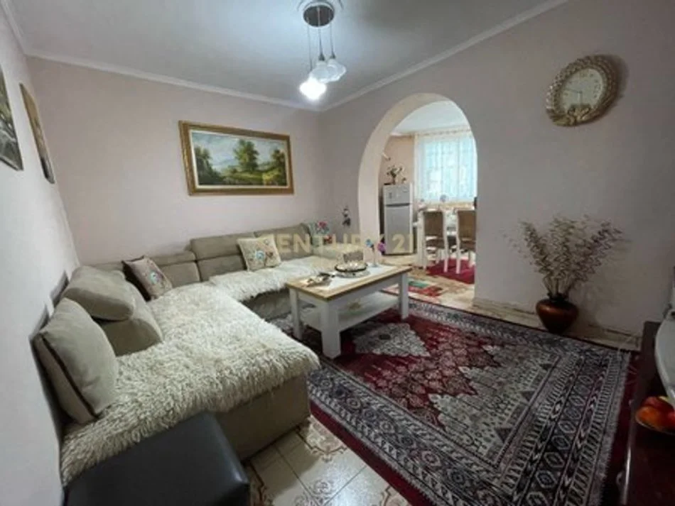 Tirane, shes apartament 3+1 Kati 3, 118 m² 175.000 € (Materniteti i Ri)