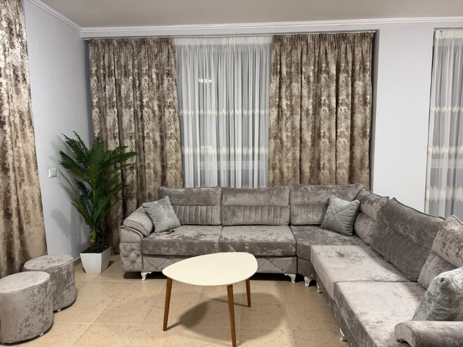 Tirane, jepet me qera apartament 2+1+Ballkon Kati 2, 100 m² 800 € (USLUGA TRENI)