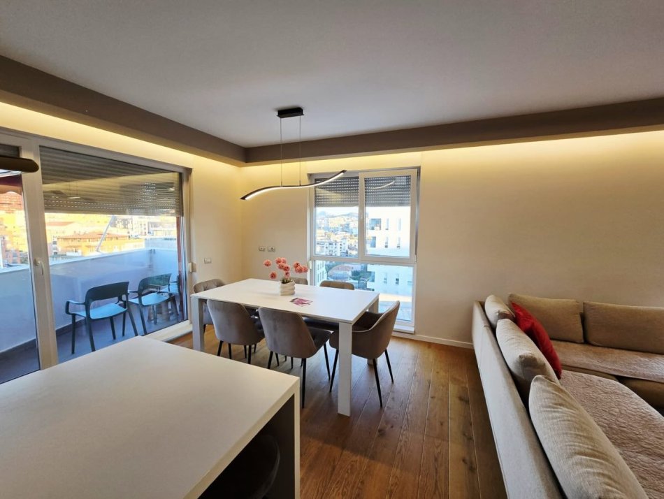 Tirane, shitet apartament 3+1 , 138 m² 