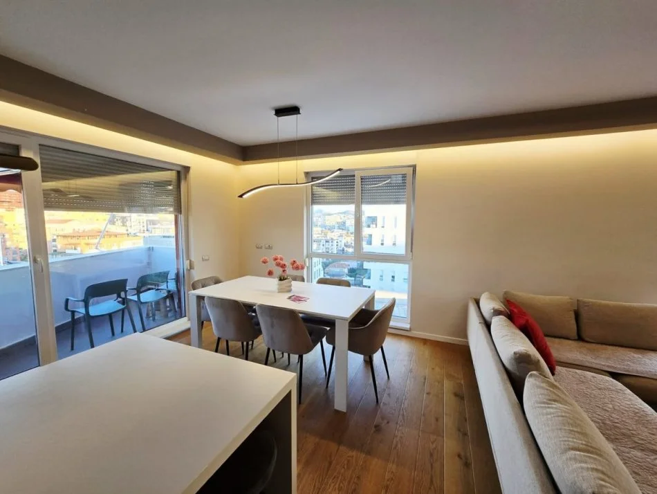 Tirane, shitet apartament 3+1 , 138 m² 