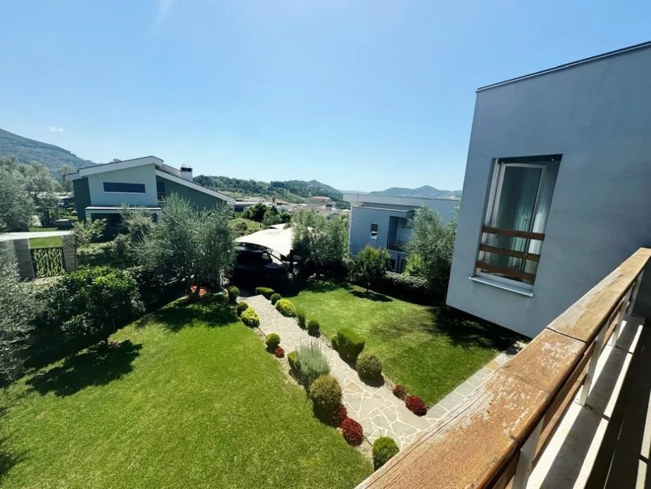 Tirane, jepet me qera apartament 2 Katshe , 285 m² 3.500 €