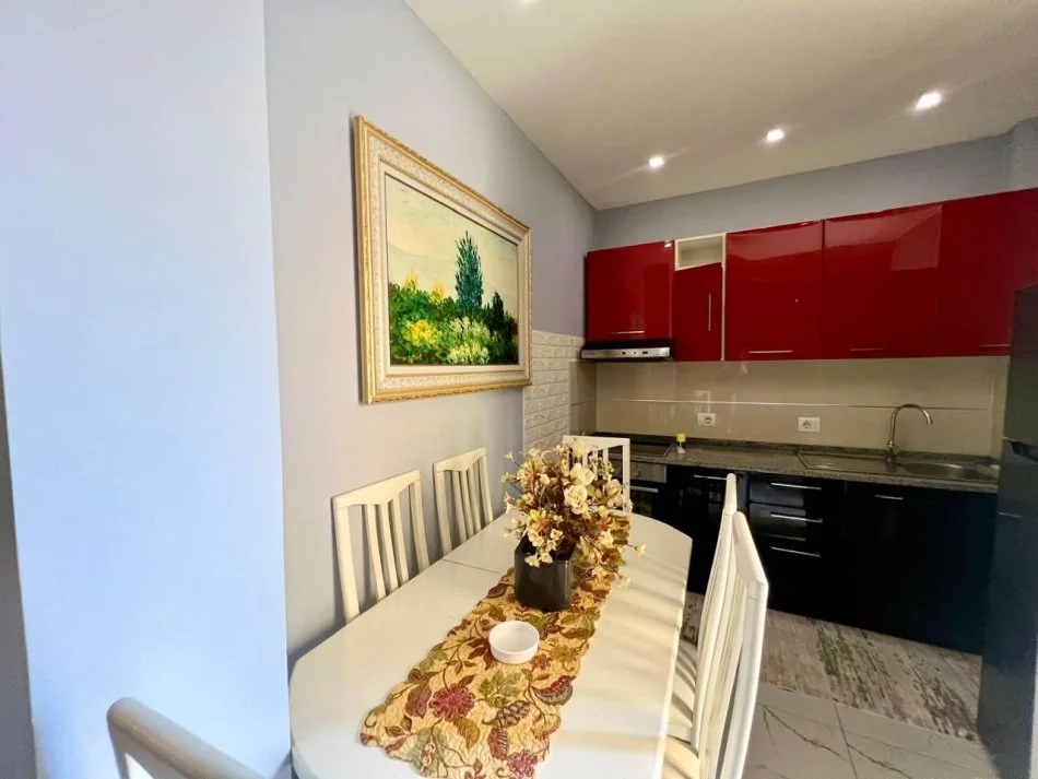 Tirane, jepet me qera apartament 1+1 Kati 1, 81 m² 500 € (Fakulteti i ekonomise)