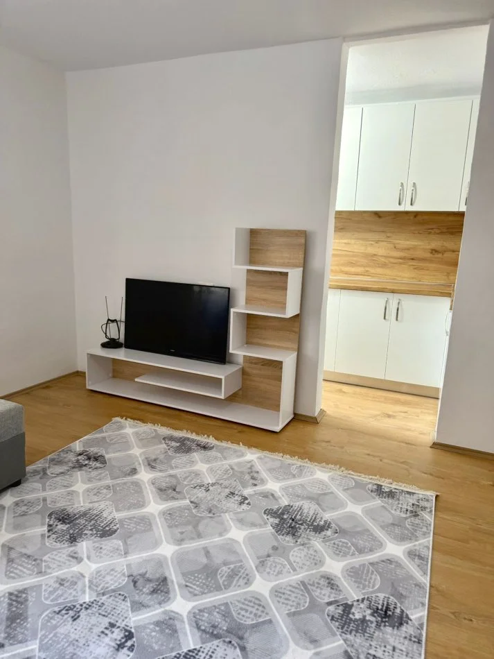 Tirane, jepet me qera apartament 1+1+Ballkon Kati 2, 70 m² 