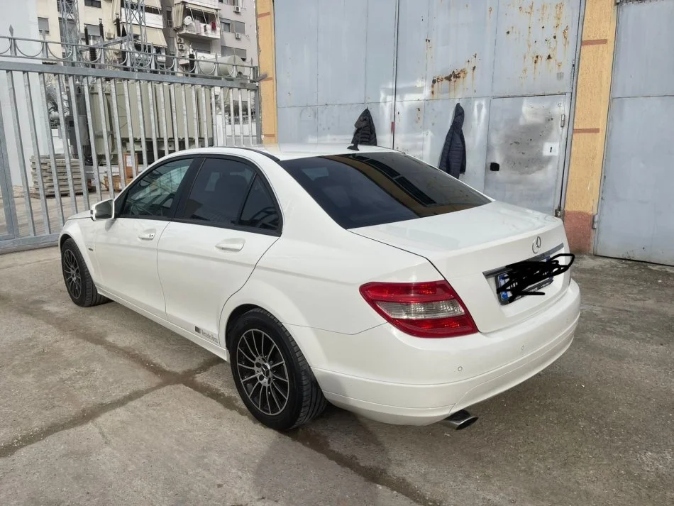 Tirane, shitet makine mercedes benz Nafte, e bardhë manuale Klima 210 km 6.500 €