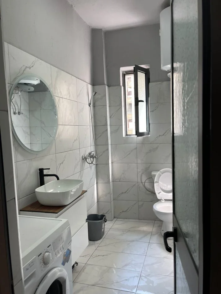 Tirane, jepet me qera apartament 1+1 Kati 4, 45 m² 450 € (Barrikadave)