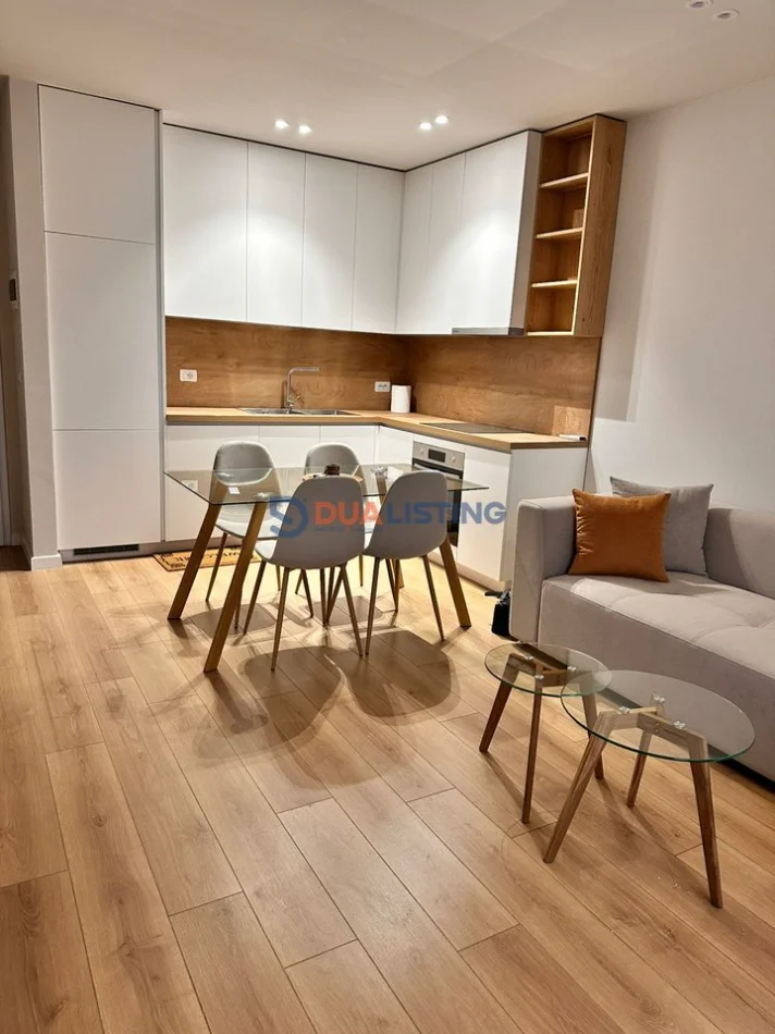 Tirane, jepet me qera apartament 2+1 , 850 € 