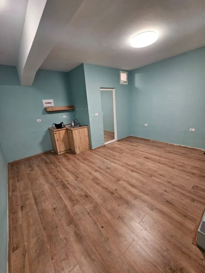 Tirane, jepet me qera ambjent biznesi Kati -1, 30 m² 400 € (bulevardi gjergj fishta)