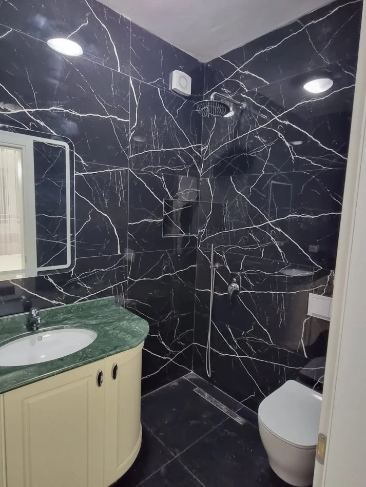 Tirane, jepet me qera apartament 2+1+Ballkon Kati 3, 95 m² 600 € (rruga Hamdi Sina)