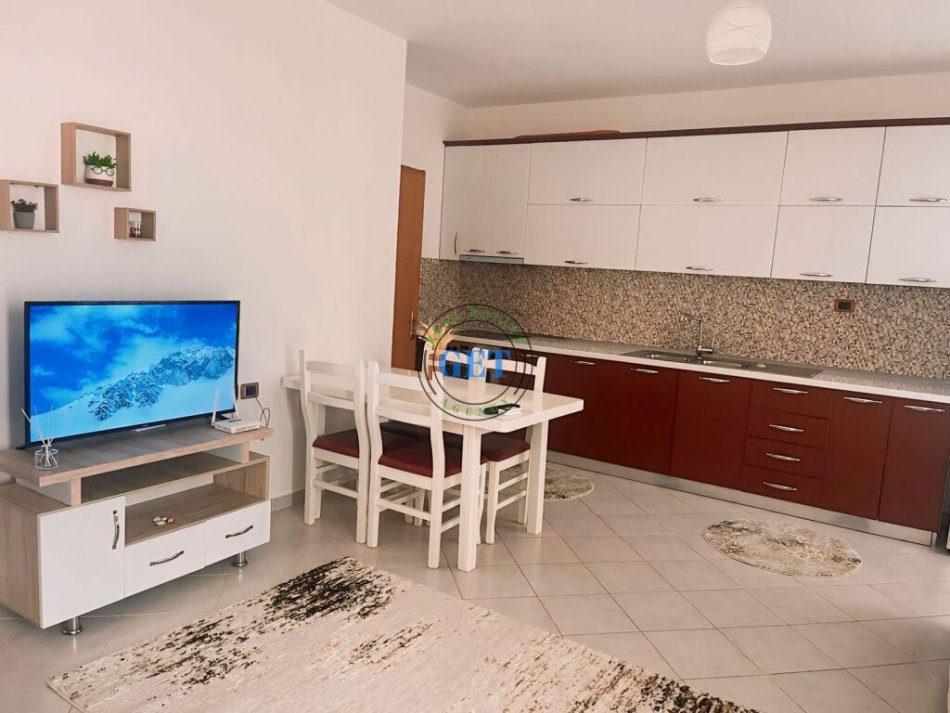 Durres, jepet me qera apartament 1+1+Ballkon Kati 8, 65 m² 350 € (Rrota Kuqe,Plazh, Durrës)