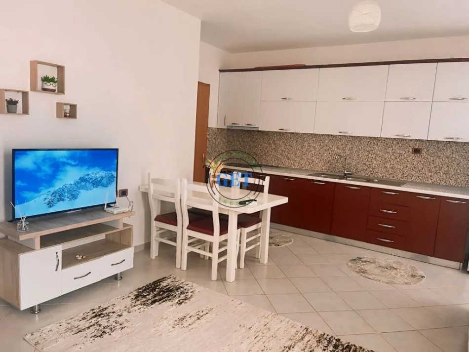 Durres, jepet me qera apartament 1+1 Kati 8, 65 m² 350 € (Rrota Kuqe,Plazh, Durrësz, me Ashensor)