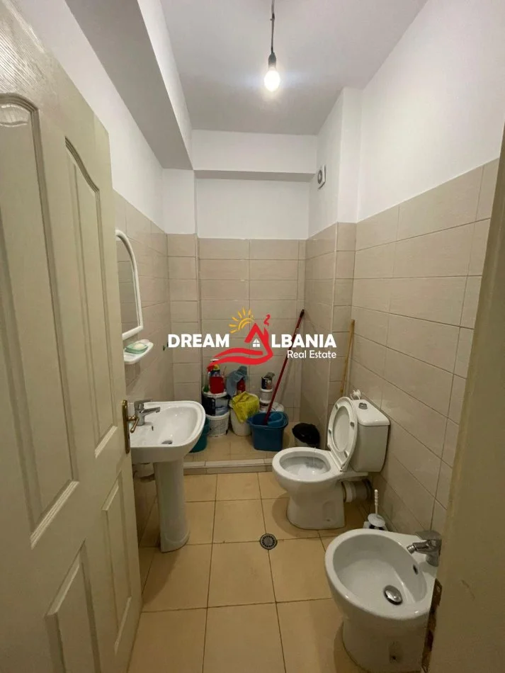 Tirane, jepet me qera zyre , 60 m² 390 € (Astir)