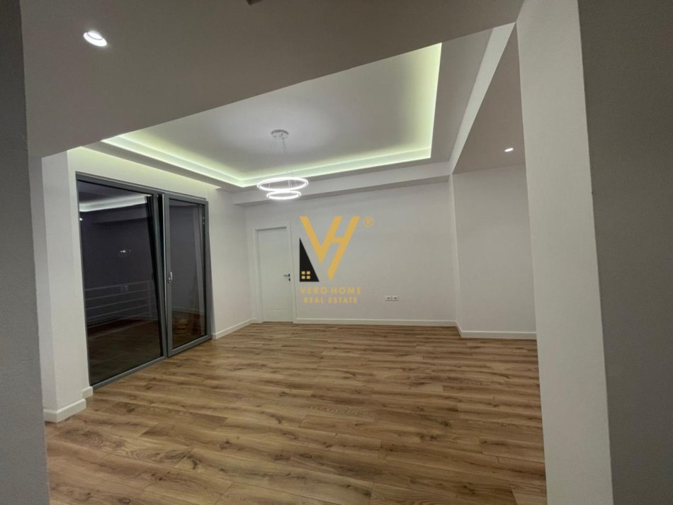 Tirane, shitet apartament 2+1+Ballkon Kati 10, 101 m² 237.000 € (21 DHJETORI)