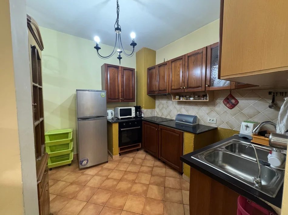 Tirane, jepet me qera apartament 2+1+Ballkon Kati 5, 500 € 