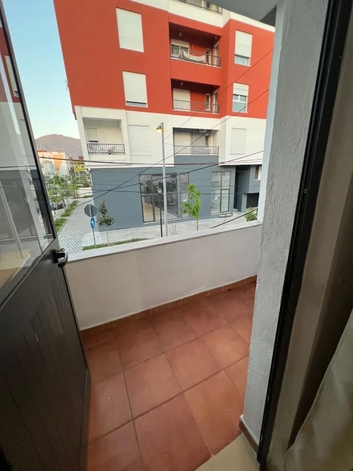 Tirane, jepet me qera apartament 1+1 Kati 2, 70 m² 400 € (Shkolla Tirana Jone tek 5 Maji)