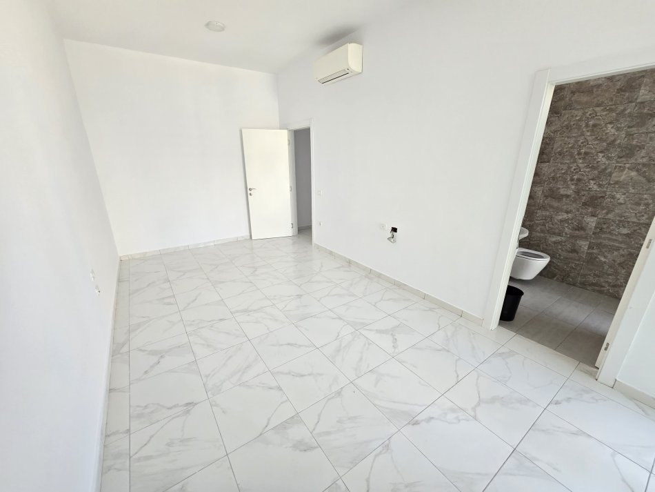 Tirane, jepet me qera zyre Kati 2, 110 m² 1.000 € (NSHRAKU)