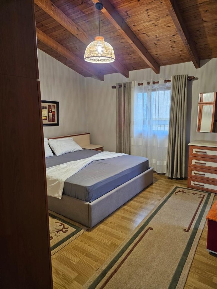 Tirane, jepet me qera apartament 2+1 , 850 € (Komuna e Parisit)