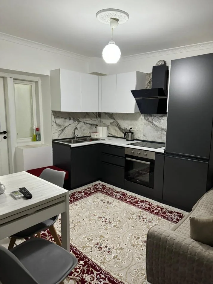 Tirane, jepet me qera apartament 1+1 Kati 1, 55 m² 430 € (Rruges se Dibres , te shkolla e bashkuar)