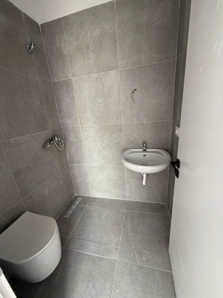 Tirane, jepet me qera apartament 2+1 Kati 1, 98 m² 700 € (Farmacia 10)