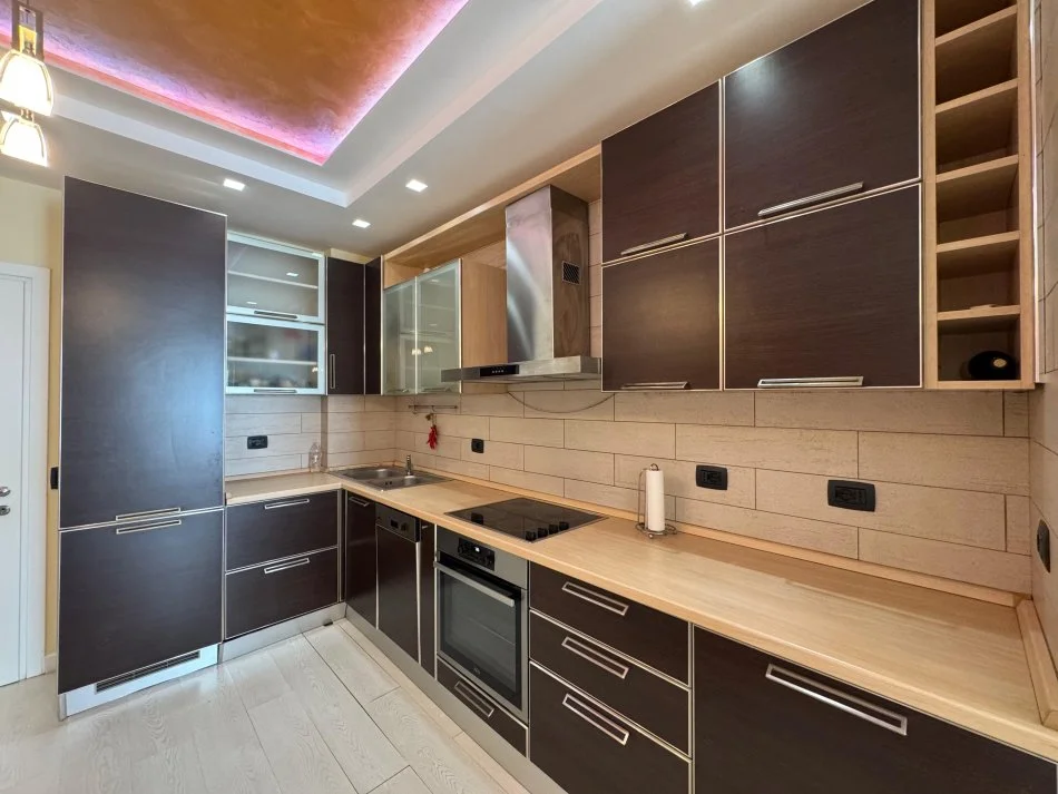Tirane, jepet me qera apartament 2+1+Ballkon Kati 5, 99 m² 1.000 € (Neom118325)