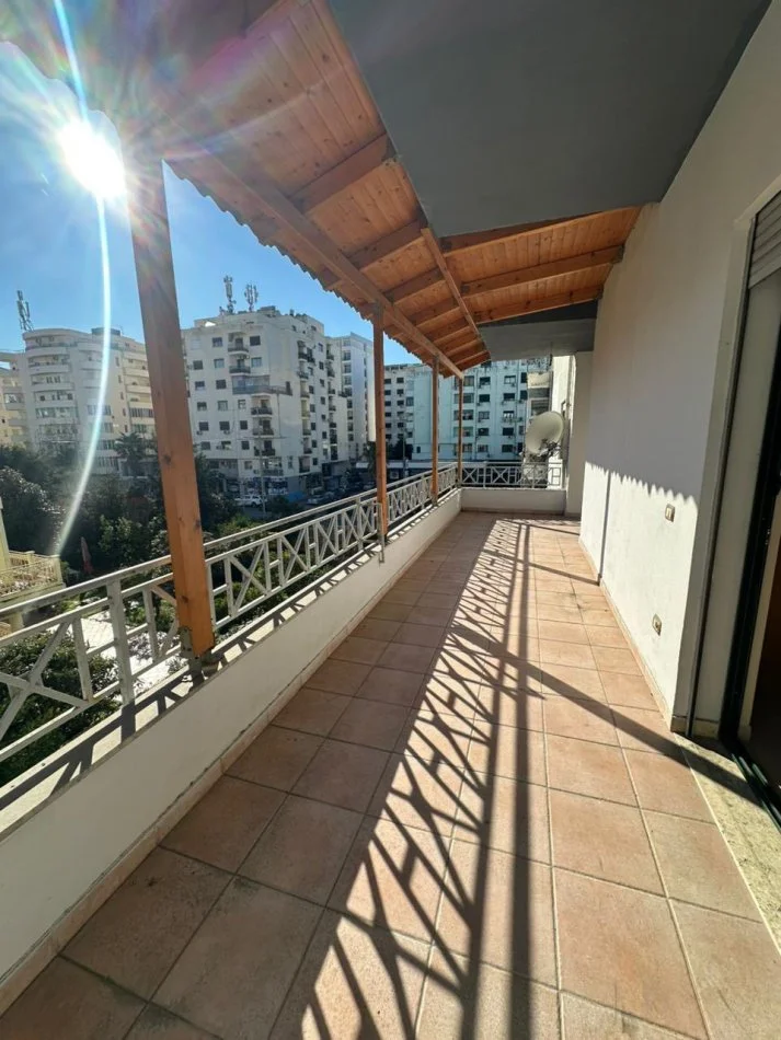 Durres, shes apartament 3+1+Ballkon Kati 2, (iliria 0692039456)