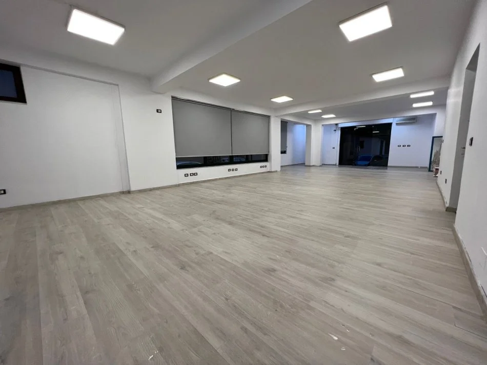 Tirane, jepet me qera ambjent biznesi Kati 0, 120 m² 1.500 € (Rruga e Durresit)