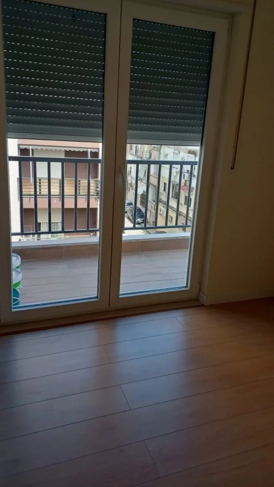 Tirane, jepet me qera zyre Kati 3, 87 m² 600 € (Bar Oslo , Brryl)