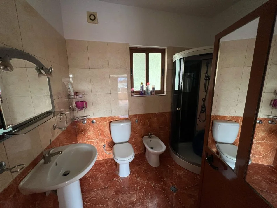 Tirane, jepet me qera apartament 2+1+Ballkon Kati 2, 100 m² 450 € (Allias)