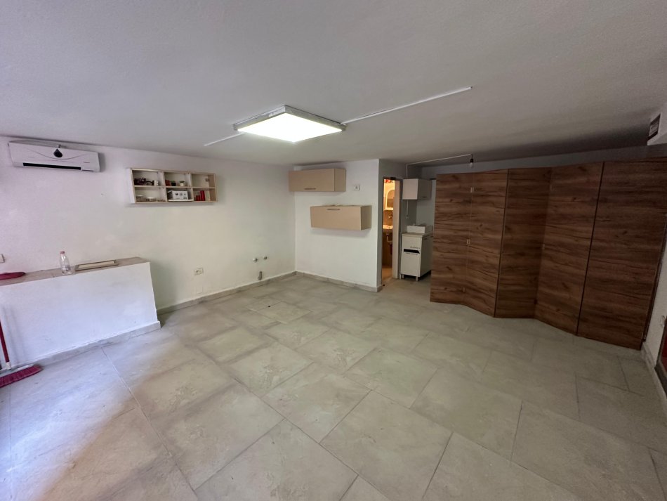 Tirane, jepet me qera ambjent biznesi Kati 0, 30 m² 300 € (ISH EKSPOZITA)