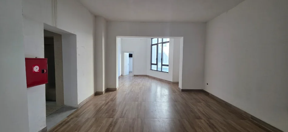 Tirane, jepet me qera ambjent biznesi Kati 1, 82 m² 1.800 € (Qender)