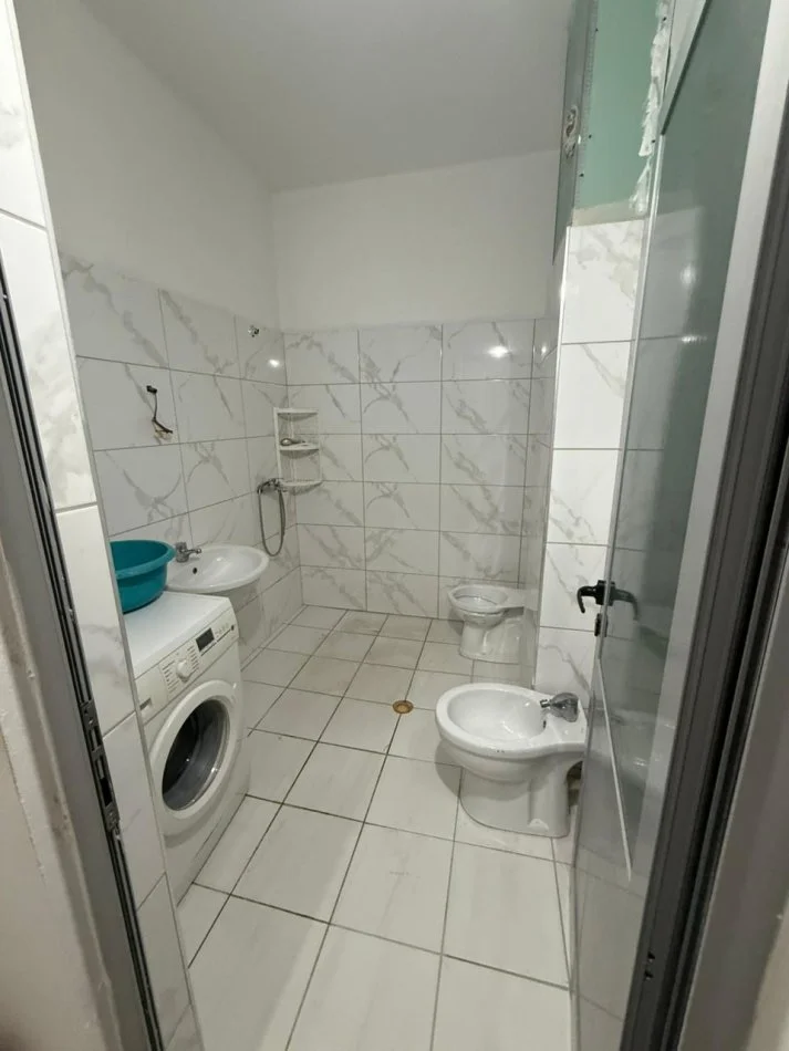Fier, jepet me qera apartament 2+1+Ballkon Kati 9, 106 m² 200 € (Kryqezimi semanit)