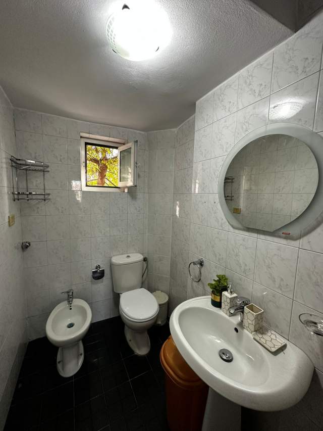 Tirane, jepet me qera apartament 1+1+BLK Kati 2, 57 m² 46.000 Leke (Rruga Mine Peza)