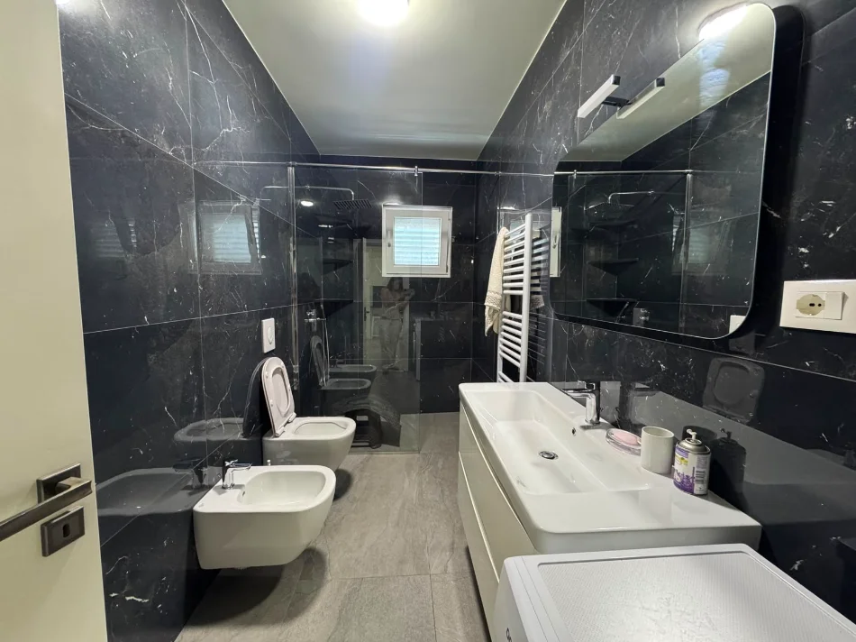 Tirane, jepet me qera apartament 2+1+Ballkon Kati 7, 136 m² 750 € (Laprake)