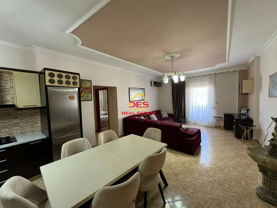 Vlore, jepet me qera apartament 2+1+Ballkon Kati 8, 110 m² 400 € (Rruga Gjergj Kastrioti)