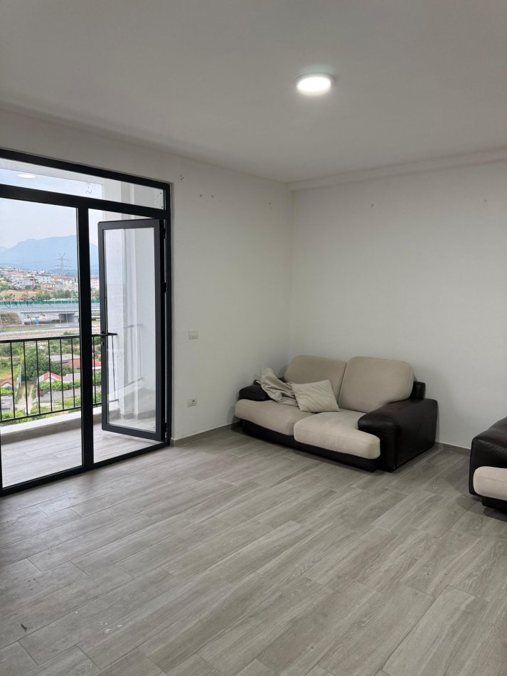 Tirane, jepet me qera apartament 2+1 Kati 5, 94 m² 350 € (Rr 5 Maji)