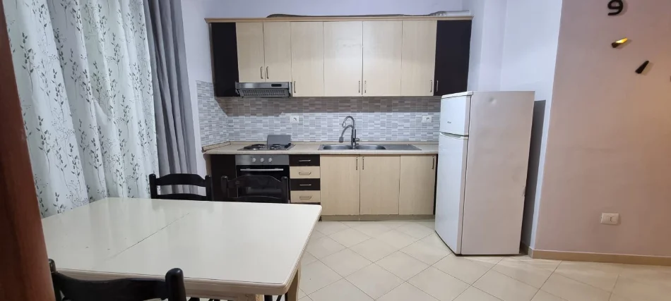 Tirane, jepet me qera apartament 1+1 Kati 3, 420 € 