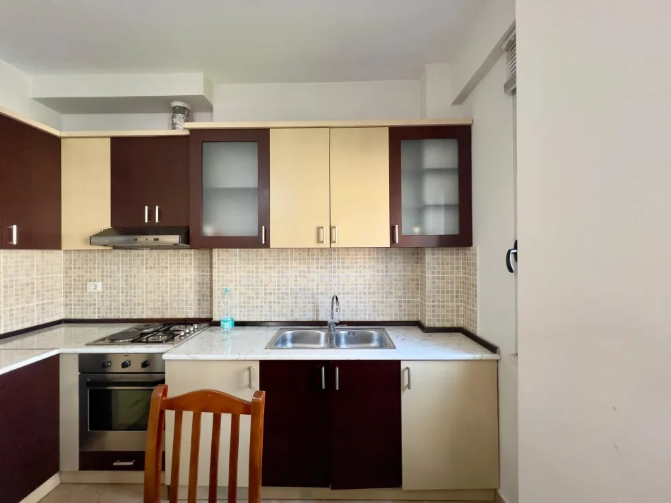 Tirane, jepet me qera apartament 1+1+Ballkon Kati 6, 70 m² 550 € (rruga e dibres)
