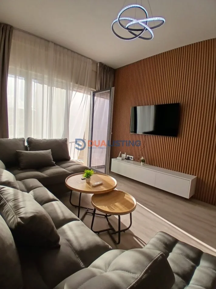 Tirane, jepet me qera apartament 2+1 , 900 € (Zogu i Zi)