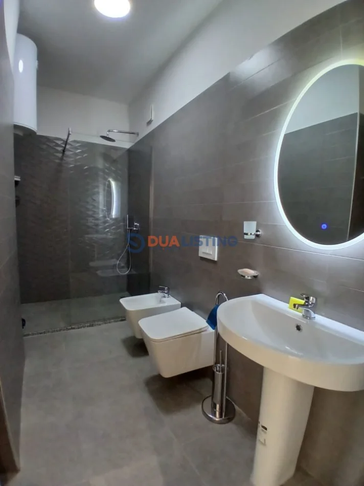 Tirane, jepet me qera apartament 2+1 , 900 € (Zogu i Zi)