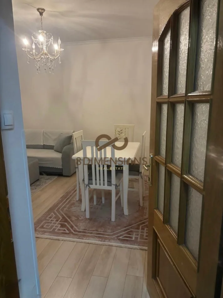 Tirane, jepet me qera apartament 3+1 Kati 3, 100 m² 800 € (myslym shyr)