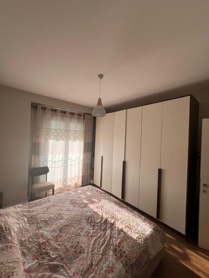 Tirane, jepet me qera apartament 2+1 me parkim,98 m² 950 € (Komuna Parisit)