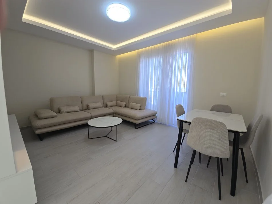 Tirane, jepet me qera apartament 1+1 , 600 € (Don Bosko)