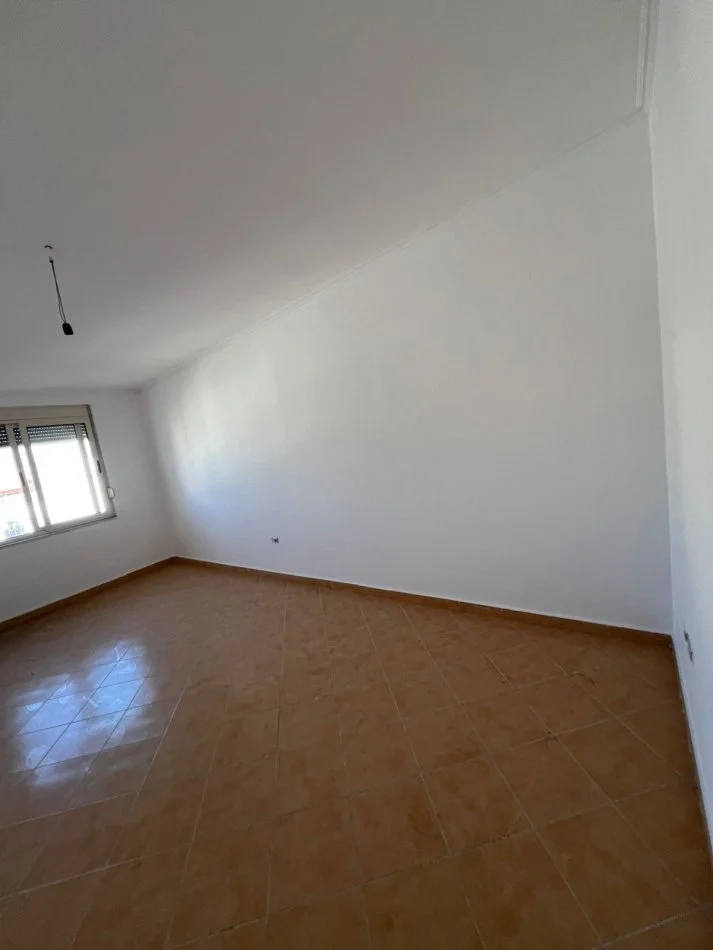 Durres, shitet 1+1 Kati 9, 79.000 € (Rruga Pavarsia 📍 Pranë Hotel Adriatikut)