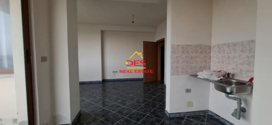 Vlore, shitet apartament 2+1+Ballkon Kati 4, 90 m² 65.000 € (Rruga Damian Humariti)