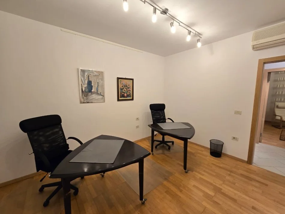 Tirane, jepet me qera zyre Kati 12, 105 m² 1.100 € (Qender)
