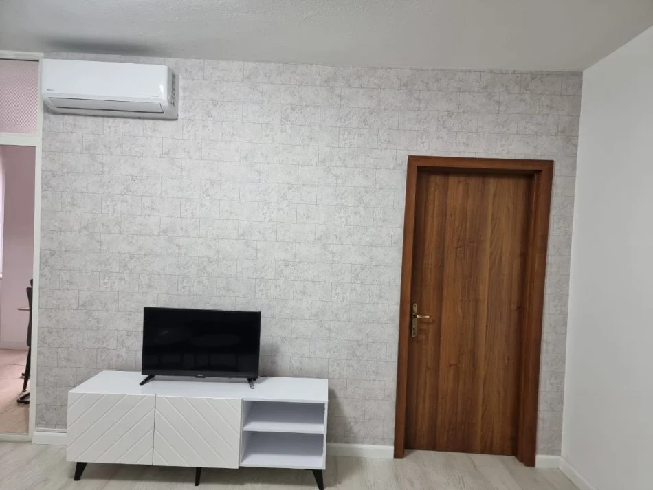 Tirane, jepet me qera apartament 1+1+Ballkon Kati 3, 63 m² 680 € (Komuna e parisit)